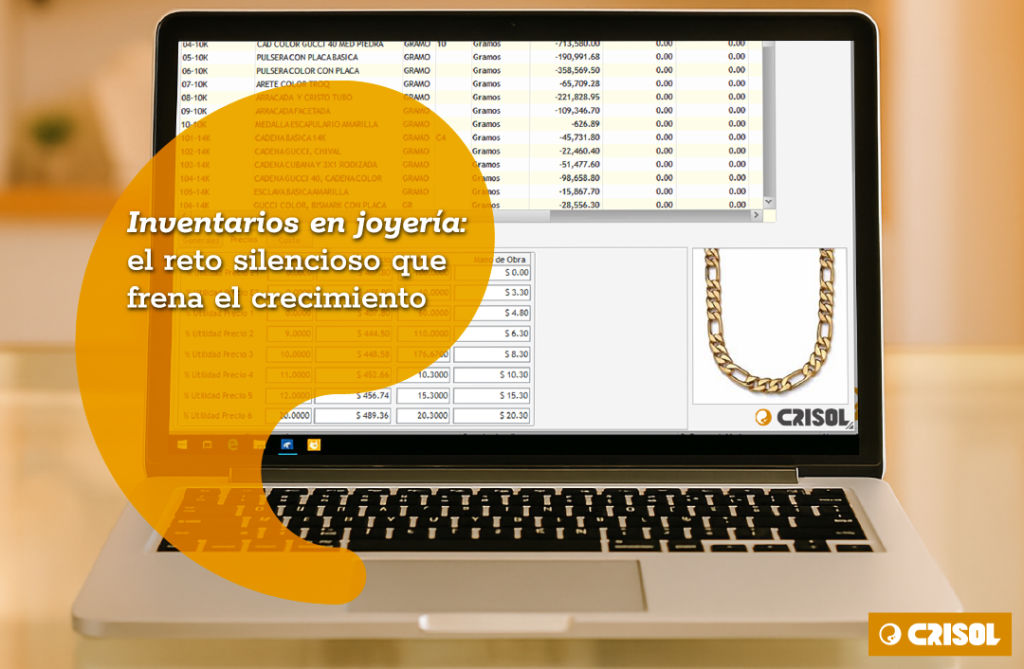 Laptop mostrando el sistema administrativo Crisol con un blog titulado ‘Inventarios en joyería: el reto silencioso que frena el crecimiento