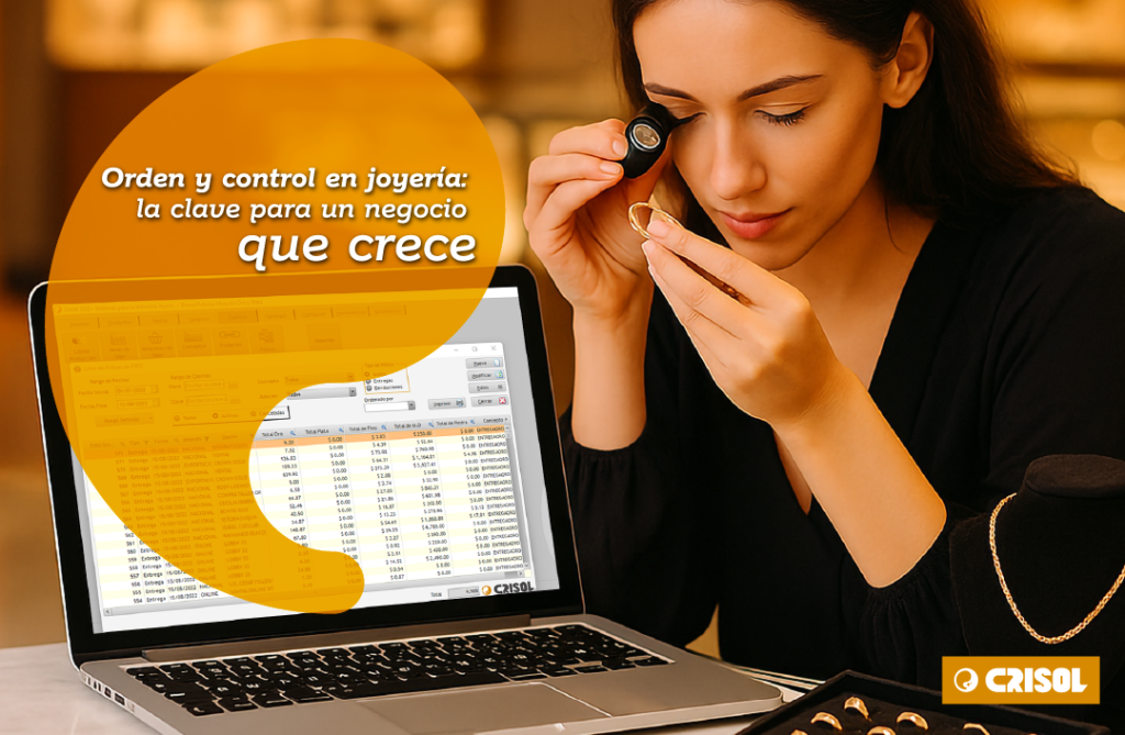 Mujer joyera revisando una pieza de oro con lupa, frente a una laptop que muestra el sistema Crisol con inventarios. Texto: ‘Orden y control en joyería: la clave para un negocio que crece.