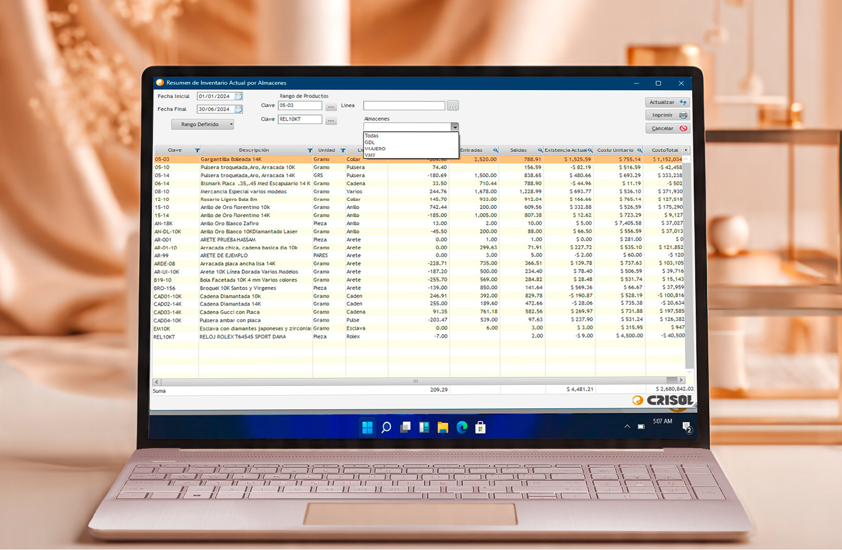 Pantalla del módulo de inventarios de Crisol en una laptop con sistema Windows, mostrando un reporte detallado de existencias, entradas y salidas de productos de joyería.