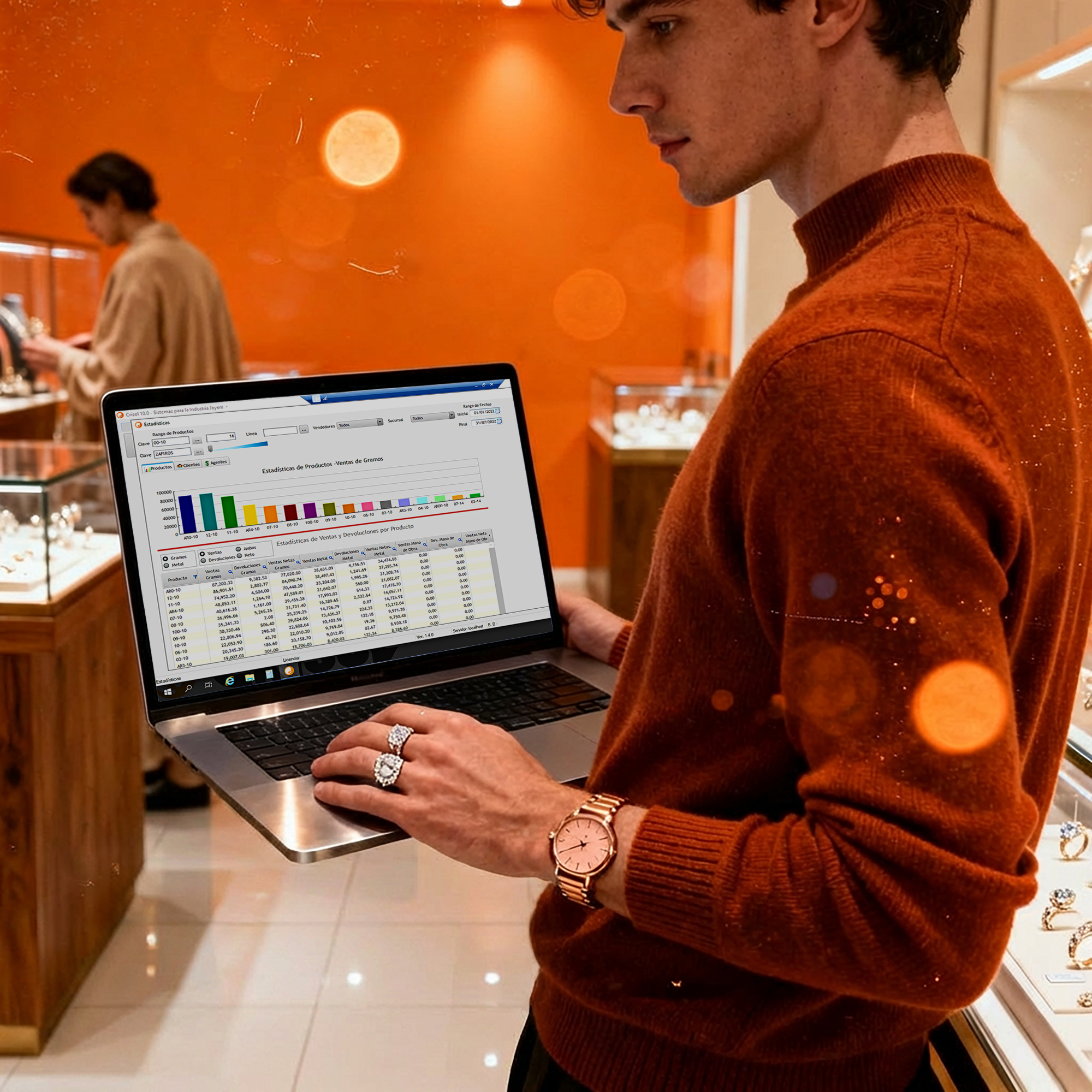 Vista de cerca de un joyero analizando gráficas de ventas y reportes de cobranza en el software Crisol desde una laptop en su sucursal.
